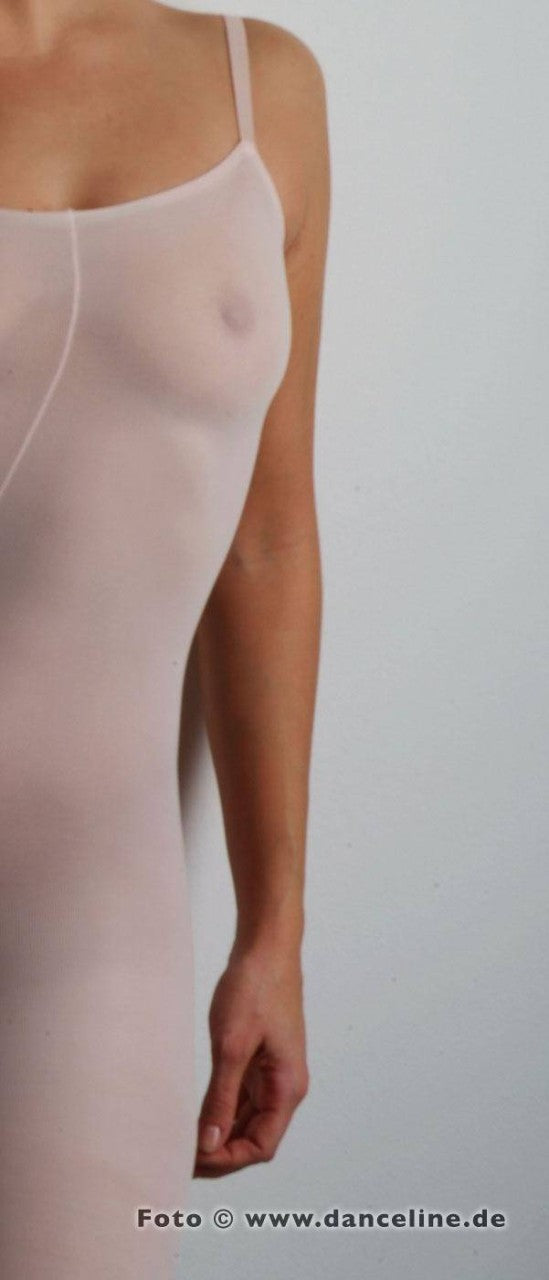 Eine Person trägt die Ballettstrumpfhose Capezio 1818 B-Tight in Hellrosa vor einem schlichten Hintergrund. Das Bild konzentriert sich auf Oberkörper und Arme und zeigt den figurbetonten und leicht durchsichtigen Stoff, der fast an eine figurbetonte Strumpfhose erinnert. Der Markenname Capezio ist mit diesem Produkt verbunden und die Website „danceline.de“ erscheint unten im Bild.