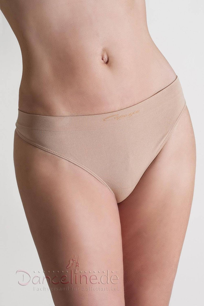 Eine Person trägt hellbeige Tanga Capezio 3678 Kaya Unterwäsche von Capezio und ist von der Brustmitte bis zu den Oberschenkeln zu sehen. Auf dem Bund ist vorne ein kleines Logo angebracht. Der Hintergrund ist schlicht weiß und am unteren Bildrand ist ein schwaches, unsichtbares Wasserzeichen mit Text und Grafik zu sehen.