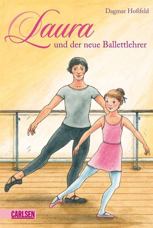 Eine Illustration auf dem Cover von Buch Carlsen CV554772 Laura zeigt eine Ballettlehrerin, die einem jungen Mädchen während der Tanzstunden in einem Studio bei ihrer Haltung hilft. Der Titel „Laura und der neue Ballettlehrer“ von Dagmar Hoßfeld ist deutlich zu sehen. Das Carlsen-Logo befindet sich in der unteren linken Ecke und das Produkt ist Teil der Marke Dance Line.