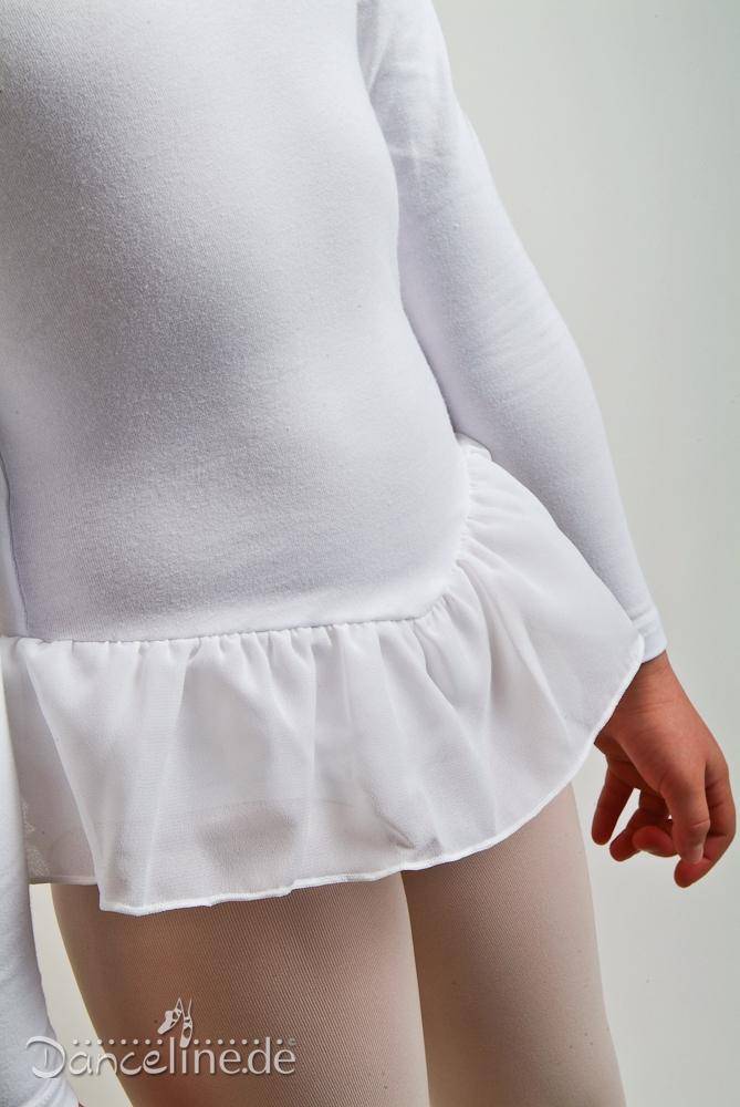 Ein Kind in einem weißen langärmeligen Kinder-Ballettanzug Danceries F06 Sarasson mit einem durchsichtigen weißen Rock und weißen Strumpfhosen. In der unteren linken Ecke des Bildes sind die Worte „Danceline.de“ zu sehen.