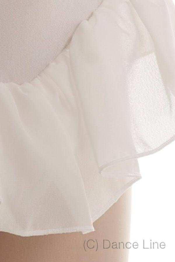 Nahaufnahme eines weißen, durchsichtigen, gerüschen Stoffes – wahrscheinlich Teil eines Kinder-Ballettanzugs Danceries F06L Sarassonly – mit den Worten „(C) Dance Line“ in der unteren rechten Ecke.
