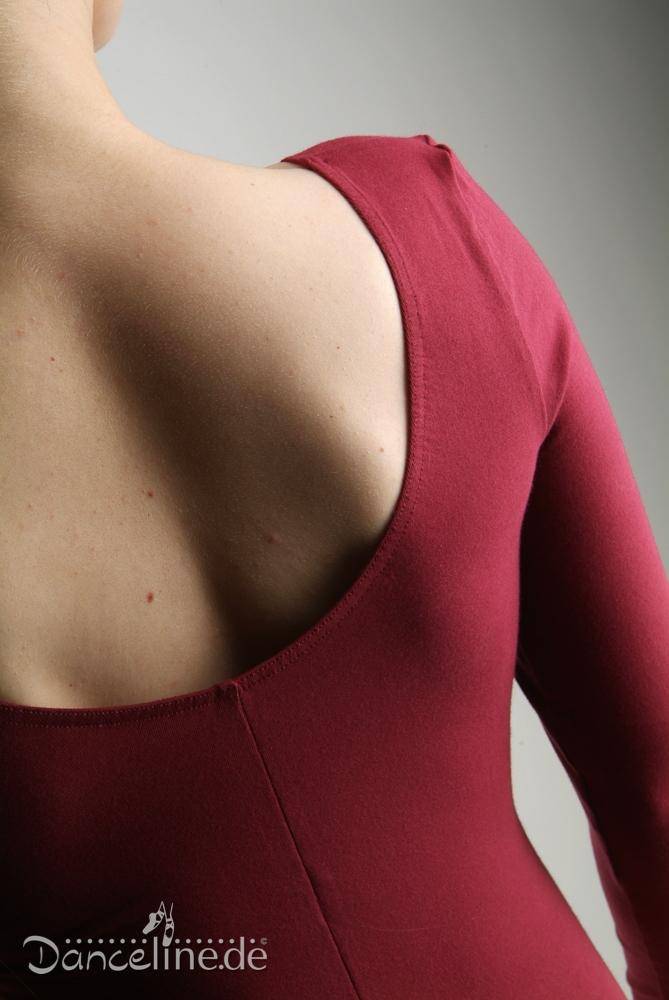 Nahaufnahme des Rückens einer Person, die einen dunkelroten Ganzanzug Danceries G21 Nora trägt, einen langärmligen Tanzbody von Danceries mit tiefem Rundhalsausschnitt und Raffung im Ausschnitt. Das Bild enthält in der unteren linken Ecke ein Wasserzeichen mit der Aufschrift „Danceline.de“.