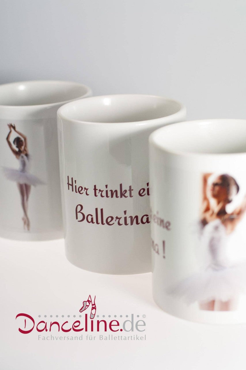 Es werden drei weiße Tassen gezeigt, jede mit einem bezaubernden Ballerina-Motiv. Die mittlere Tasse hat den deutschen Text „Hier trinkt eine Ballerina“. Unter den Tassen befindet sich das Logo „Dance Line Fachversand für Ballettartikel“, perfekt, um Ihrer Morgenroutine etwas gute Laune zu verleihen. Diese Tassen sind Teil der Tasse Viscosi T1 Ballerina-Kollektion von Dance Line.