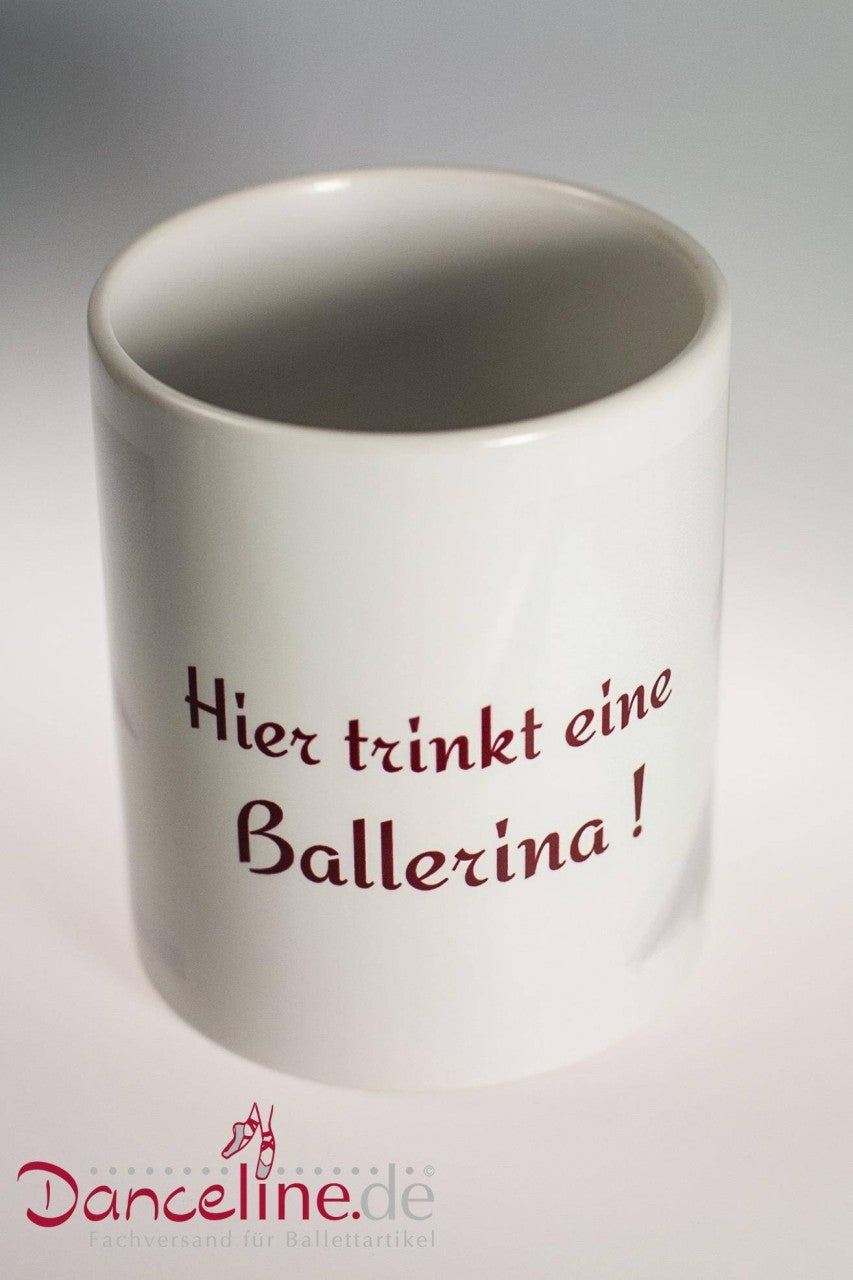 Die Tasse Viscosi T1 Ballerina von Dance Line ist eine weiße Keramiktasse mit der Aufschrift „Hier trinkt eine Ballerina!“ in Rot. Die Ballett-Tasse zeigt außerdem unten rechts ein Logo mit der Aufschrift „Danceline.de - Fachversand für Ballettartikel“ in kleiner roter Schrift, das für gute Laune in Ihrem Tag sorgt.