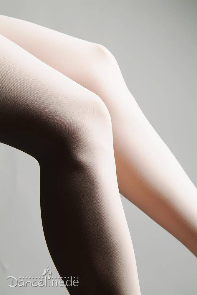Nahaufnahme von zwei Beinen in der rosa Ballettstrumpfhose Liage 104 Lisa von Dance Line, ein Bein leicht über das andere gekreuzt, vor einem grauen Hintergrund. In der unteren linken Ecke ist das Wort „Dance Line“ zu sehen.