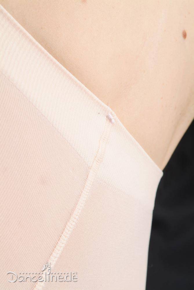 Nahaufnahme einer hellbeigen Ballettstrumpfhose Liage 104 Lisa, die die Naht- und Kantendetails zeigt. Der Stoff ist glatt und scheint eng auf der Haut zu liegen. Der dunkle Hintergrund bildet einen Kontrast zum hellen Material. In der unteren linken Ecke ist die Ecke eines Logos, „Dance Line“, sichtbar.