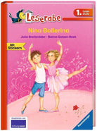 Cover des Buches „Buch Ravensburger 364213 Nina Ballerina“ aus der Dance Line-Kollektion. Zeigt einen kleinen Jungen in weißem Hemd und blauen Shorts und ein Mädchen in einem rosa Ballettkostüm, die zusammen auf einem rosa Hintergrund mit Blumenmustern tanzen. Es ist Ninas großer Auftritt, bei dem das Jungen Ballett zu Ninas Ballettgruppe stößt.