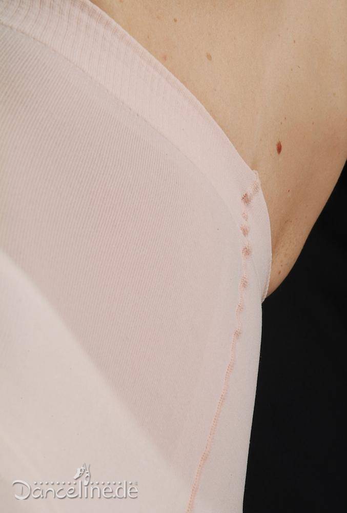 Nahaufnahme des Schulterbereichs einer Person, die ein hellrosa Oberteil trägt. Die Nähte entlang der Naht sind sichtbar. Der Hintergrund ist schwarz, mit einem Text, auf dem in der unteren linken Ecke teilweise „Dancelinéde“ steht, was an die hochwertige Verarbeitung der Rumpf Ballettstrumpfhose Rumpf 106 Sans erinnert.