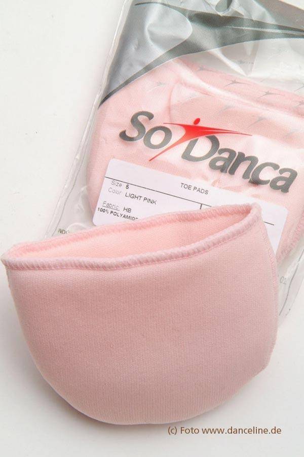 Eine Packung SoDanca Zehenschoner A094 Schaumis für Ballett, ausgestellt vor der Originalverpackung. Die Polster sind halbrund und haben eine weiche, gepolsterte Schaumstoffinnenseite, die die Zehen der Tänzer beim Tragen von Spitzenschuhen schützen soll. Die Verpackung enthält Produktdetails.