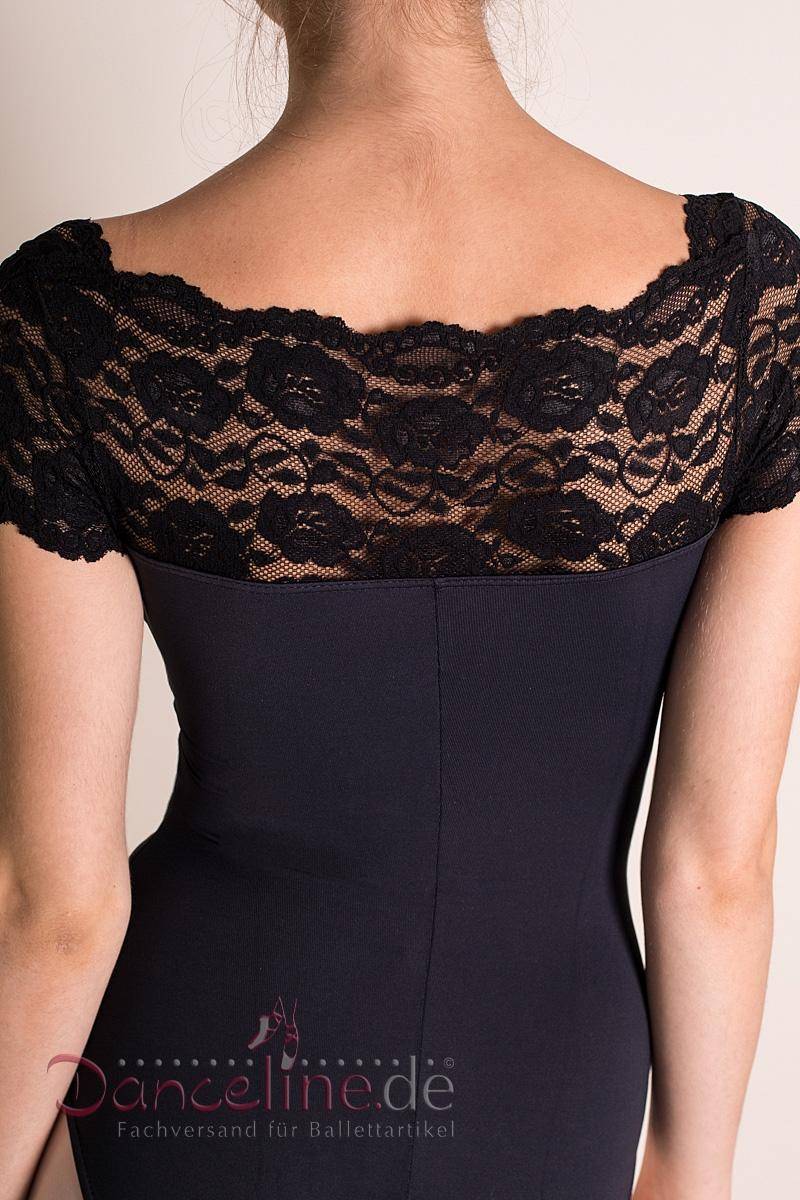 Eine Nahaufnahme einer Person, die den SoDanca Ballettanzug SL16 Elegance trägt, ein dunkelblaues schulterfreies Kleid mit schwarzen Spitzendetails am oberen Rücken und den Schultern, hergestellt aus schnell abtrocknendem Material. Ein Teil des Logos „Danceline.de Fachversand für Ballettartikel“ ist unten im Bild sichtbar.