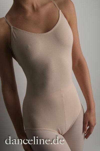 Eine Person trägt den beigen, leicht transparenten SoDanca Unterbody E8099 Soe mit verstellbaren Spaghetti-Trägern und ist vom Hals bis zur Mitte der Oberschenkel zu sehen. Das Foto ist vor einem schlichten, hellgrauen Hintergrund aufgenommen. In der unteren linken Ecke ist der Text „danceline.de“ zu sehen.