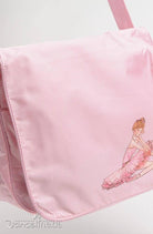 Die Bloch Balletttasche A322 ist eine rosa Umhängetasche mit einer zarten Zeichnung eines Ballett-Mädchens in einem rosa Tutu, das anmutig in der unteren rechten Ecke der Klappe sitzt. Die Tasche wird mit einem einzelnen rosa Schulterriemen geliefert und zeigt dezent das Logo „Dancedirect.de“ in der unteren linken Ecke.