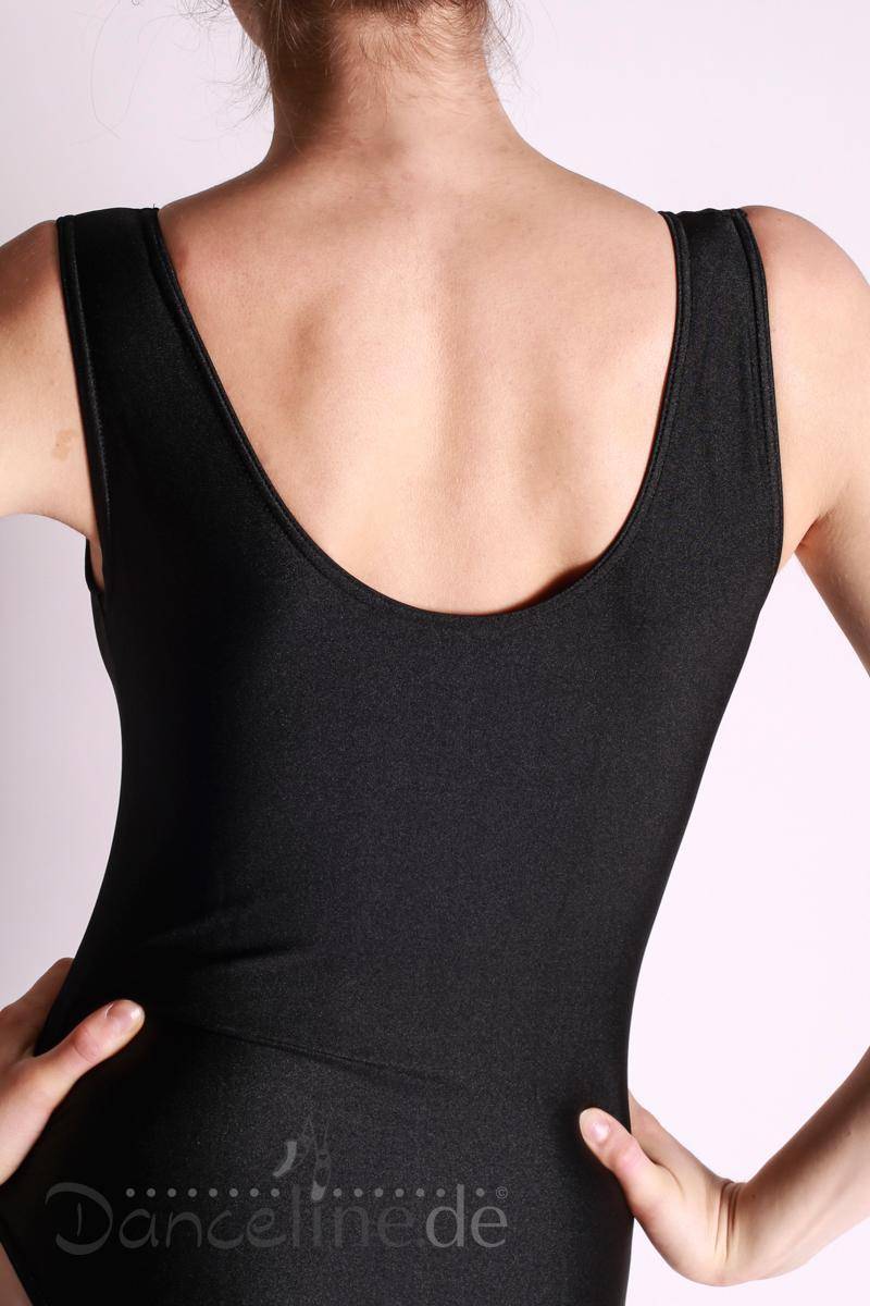Eine Person ist von hinten zu sehen, sie trägt einen schwarzen ärmellosen Ballettanzug Danceries T01 Carolyn mit breiten Trägern und rundem Ausschnitt, die Hände sind in die Hüften gestemmt. Sie steht vor einem hellen Hintergrund. Am unteren Bildrand ist das Logo „Danceline“ zu sehen.