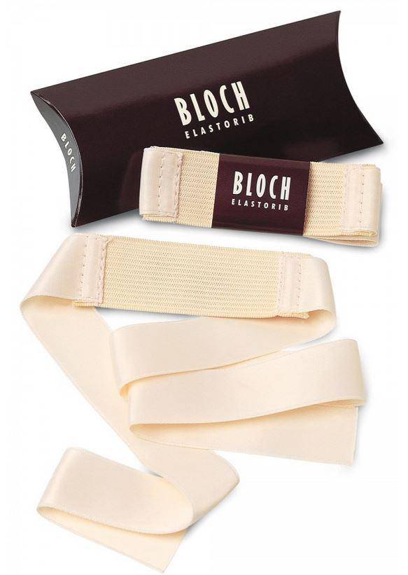 Abgebildet ist die Bloch Spitzenschuhbänder A0525 Elastorib Verpackung. Sie enthält einen breiten, elastischen Gummieinsatz und ein langes Satinband, beide in einem hellbeigen Farbton. Die Verpackung ist dunkelbraun mit weißem Text.