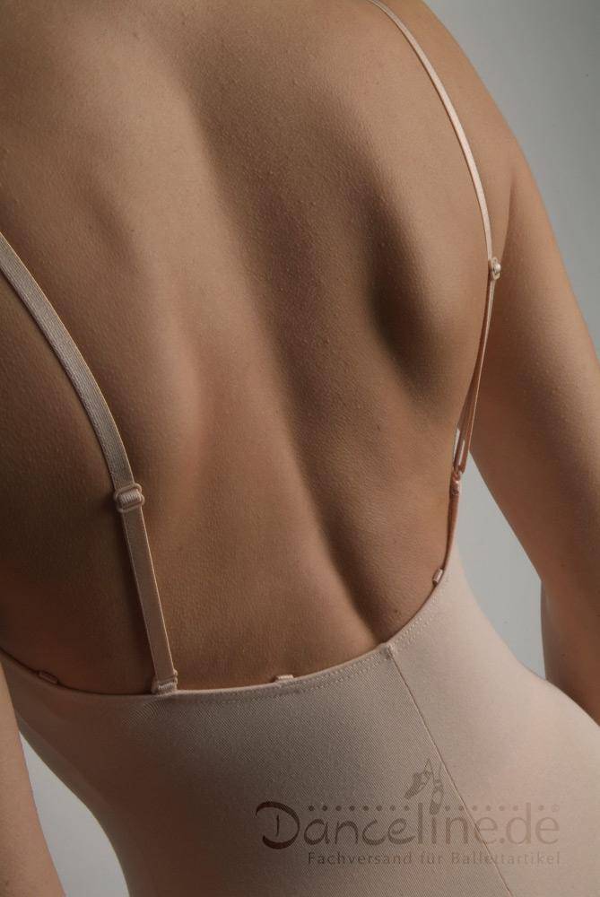 Nahaufnahme des Rückens einer Tänzerin im Unterbody SoDanca E8099 Soe von SoDanca, einem beigen Leotard mit leicht transparentem Stoff und dünnen, verstellbaren Spaghettiträgern. Die Haut ist von den Schulterblättern bis zur Mitte des Rückens freigelegt. Unten rechts ist das Logo „Danceline.de“ zu sehen.