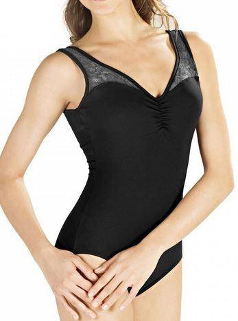 Eine Person trägt den SoDanca Ballettanzug SoDanca E10910 Melanie, einen schwarzen ärmellosen Leotard mit V-Ausschnitt und elastischer Spitzenverzierung an den Schultern. Der Leotard ist aus schnelltrocknendem Material gefertigt und hat vorne ein gerüschtes Mitteldetail. Die Hände der Person sind vor der Brust verschränkt.