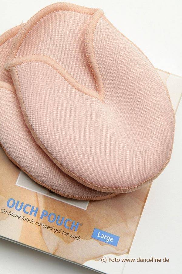 Nahaufnahme eines Paars rosa gepolsterter Zehenpolster für Ballett-Spitzenschuhe auf einem Paket mit der Aufschrift „Zehenpolster Bunhead BH1055 OuchPouch“ mit dem Text „Cushiony fabric covered gel Zehenkappen“ und „Large“. Die Website „danceline.de“ ist in der unteren rechten Ecke sichtbar und weist darauf hin, dass sie Teil der Dance Line-Kollektion sind.