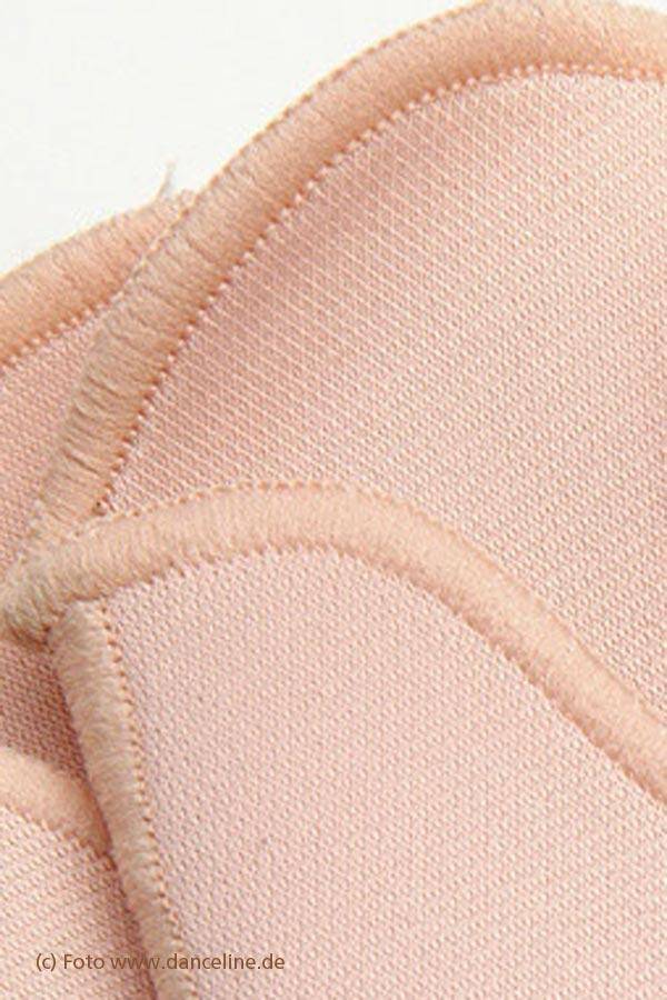 Nahaufnahme des weichen, rosa Stoffmaterials von Ballett-Spitzenschuhen, das die komplizierten Nähte und die Textur des Zehenpolsters Bunhead BH1055 OuchPouch von Dance Line hervorhebt.