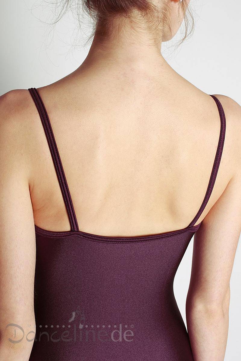 Eine Person mit heller Haut und braunem Haar ist von hinten abgebildet und trägt einen lila Ballettanzug Danceries T17L Christy EL mit dünnen Trägern. Die Haare sind locker hochgebunden und geben den Blick auf den oberen Rücken und die Schultern frei. Der Hintergrund ist schlicht hellgrau und unterstreicht die Eleganz und Funktionalität des Outfits von Danceries.