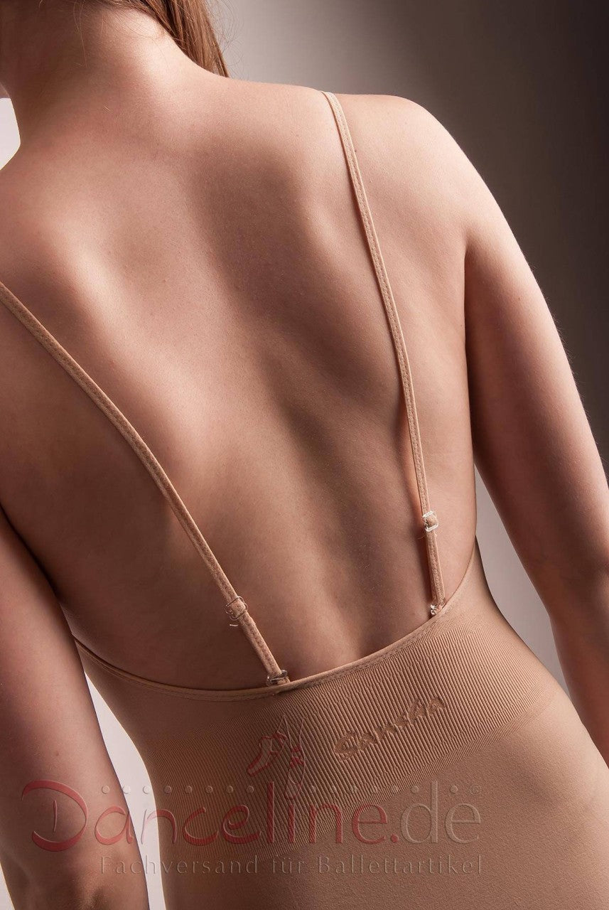 Eine Person mit zurückgebundenen langen Haaren ist von hinten zu sehen. Sie trägt einen beigefarbenen, dehnbaren Unterbody Sansha SU1525 Sous Ballettanzug mit dünnen Trägern. Die Studiobeleuchtung hebt die Muskeldefinition ihres oberen Rückens hervor. Der Text unten lautet: „Danceline.de Fachversand für Ballettartikel.
