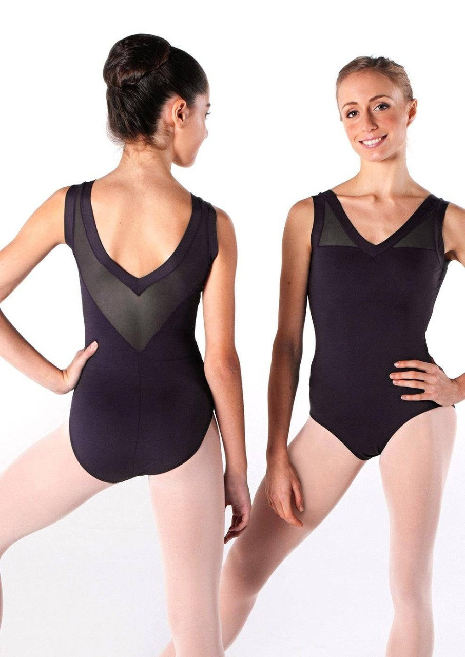 Zwei Balletttänzerinnen posieren in schnelltrocknendem schwarzem Ballettanzug Intermezzo 31416 Vared und rosa Strumpfhosen. Eine Tänzerin blickt weg und zeigt die Rückseite ihres Trikots mit V-förmigen Netzeinsätzen. Die andere Tänzerin blickt nach vorne, lächelt und zeigt die Vorderseite ihres Trikots mit ähnlichen V-förmigen Details von Intermezzo.