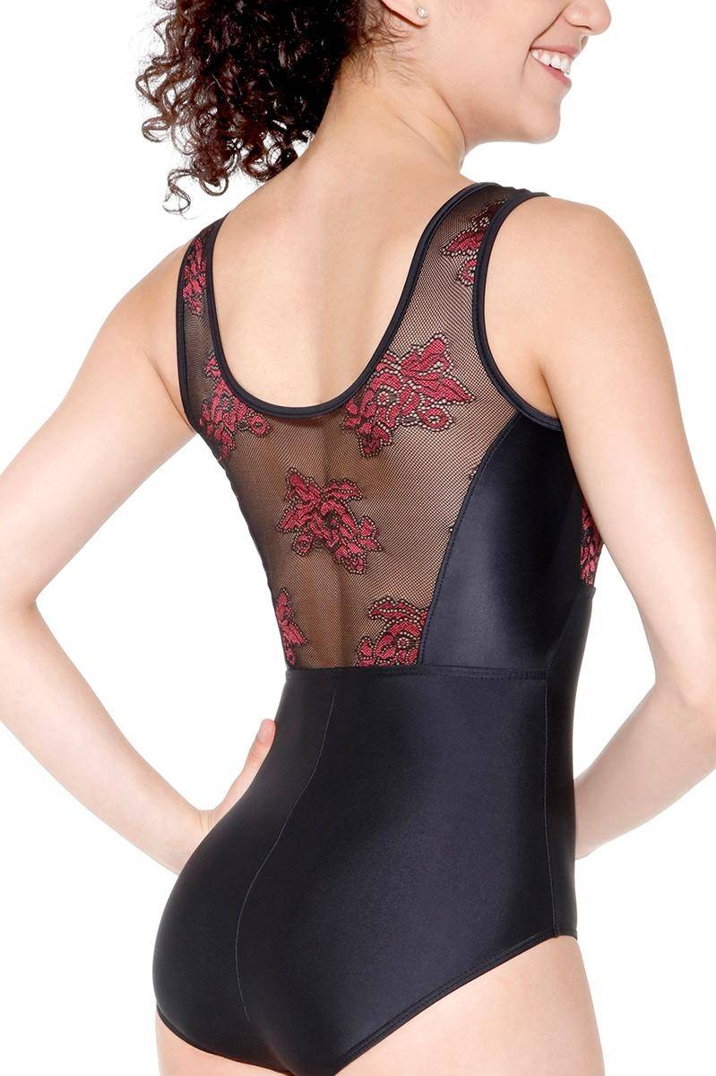 Eine Frau mit lockigem Haar trägt einen schwarzen ärmellosen Ballettanzug SoDanca E11209 Senedina von SoDanca, mit transparenten Netzüberlagerungen, die mit roter Blumenstickerei verziert sind. Sie lächelt und blickt über ihre Schulter. Das Foto, aufgenommen von hinten, hebt das aufwendige Design hervor.