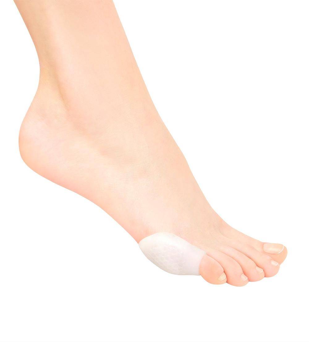 Nahaufnahme eines Fußes mit einem Silikon Blasenschutz Rumpf 1431 Silky-Pad an der Seite des großen Zehs. Das Pad scheint dem Ballenzeh, einer knöchernen Beule am Gelenk an der Basis des großen Zehs, Polsterung und Halt zu bieten. Ideal für Spitzentänzerinnen oder alle, die zusätzlichen Schutz gegen Blasen benötigen.