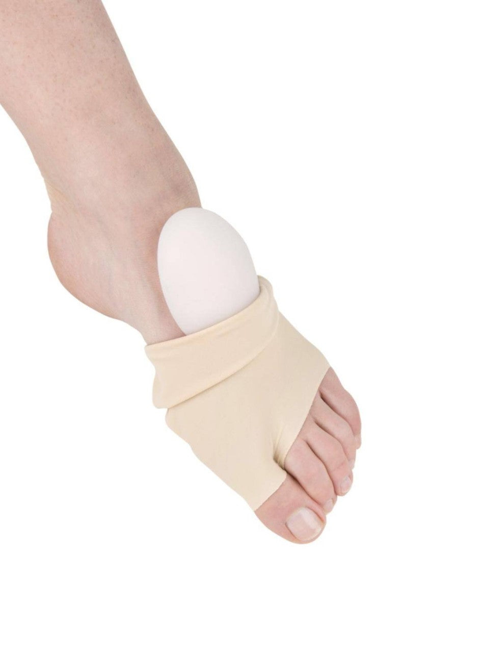 Eine Nahaufnahme des Fußes einer Person, die den beigefarbenen Rumpf Spann Rumpf 1434 InstepGuard trägt, mit einem integrierten Polster um den Fußballen. Die Zehen sind freigelegt und das Polster ist auf der Innenseite sichtbar, was die Flexibilität des Fußgelenks verbessert und gleichzeitig Halt und Dämpfung bietet.