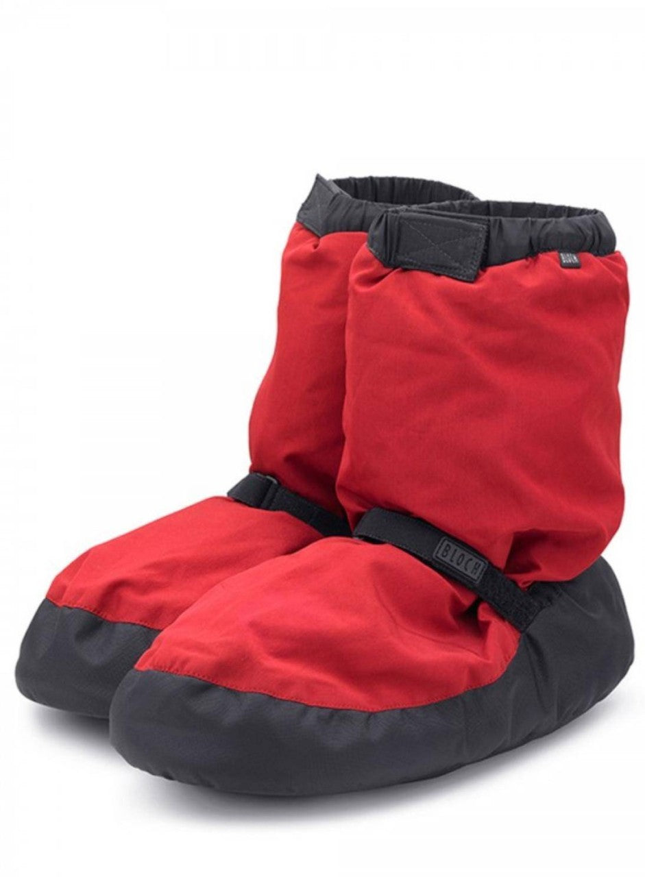 Ein Paar warme Winterstiefeletten mit rotem Oberteil und schwarzer Sohle. Diese Bloch Wärmeschuhe IM009 Stiefeletten haben verstellbare Riemen und sind für den Komfort im Innenbereich konzipiert. Der Stoff scheint weich und isoliert zu sein und hält die Füße bei kaltem Wetter warm.