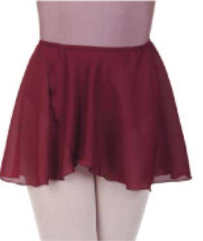 Eine Nahaufnahme einer Schaufensterpuppe, die den hoch taillierten, kastanienbraunen Chiffonrock in Wickeloptik Danceries Z39 Lilly von Danceries trägt. Der Schlupfrock ist leicht ausgestellt und reicht bis zur Mitte des Oberschenkels, mit einer transparenten, fließenden Textur.