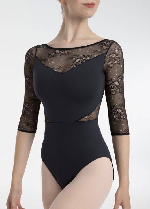 Eine Person trägt den Intermezzo-Ballettanzug 31625 Aurora, einen schwarzen Leotard mit durchsichtigen, floralen Spitzendetails an Ärmeln, oberer Brust und oberem Rücken. Das elegante Design zeichnet sich durch Dreiviertelärmel und einen Rundhalsausschnitt aus. Der Hintergrund ist schlicht und hell.