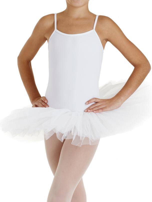 Eine junge Person trägt das Intermezzo Tutu 3152, das aus 4 Lagen Tüll besteht, und steht mit den Händen auf den Hüften. Das Outfit besteht aus einem ärmellosen Turnanzug und dem Tutu von Intermezzo, das aus mehreren Lagen Tüll besteht. Der Hintergrund ist schlicht weiß.