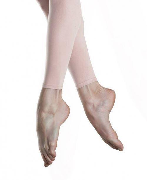 Die Füße einer Balletttänzerin sind auf Spitze zu sehen. Sie trägt die hellrosa Ballettstrumpfhose Bloch T0985L Contoursoft Footless von Bloch vor einem schlichten weißen Hintergrund. Die Zehen zeigen nach unten und zeigen starke Bögen und klare Linien, die für die Balletthaltung typisch sind.