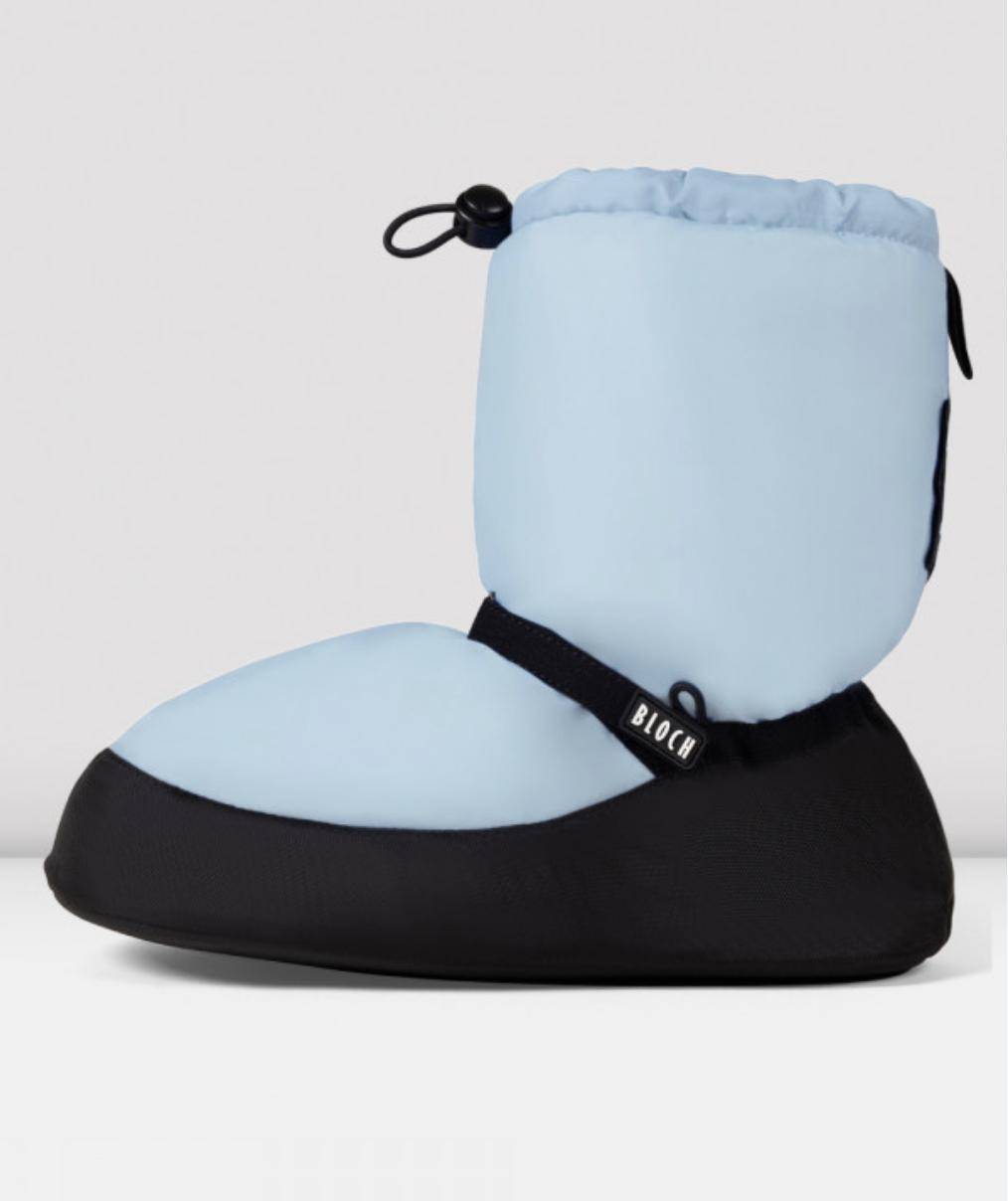Ein einzelner Wärmeschuhe Bloch IM009 Bootie in Hellblau mit schwarzen Akzenten an der Sohle und im unteren Knöchelbereich. Der Stiefel verfügt über einen Kordelzugverschluss an der Oberseite und ein sichtbares Etikett mit der Aufschrift „BLOCH“ an der Seite. Auf einer schlichten weißen Oberfläche mit hellgrauem Hintergrund sorgt dieser gemütliche Stiefel für warme Füße.