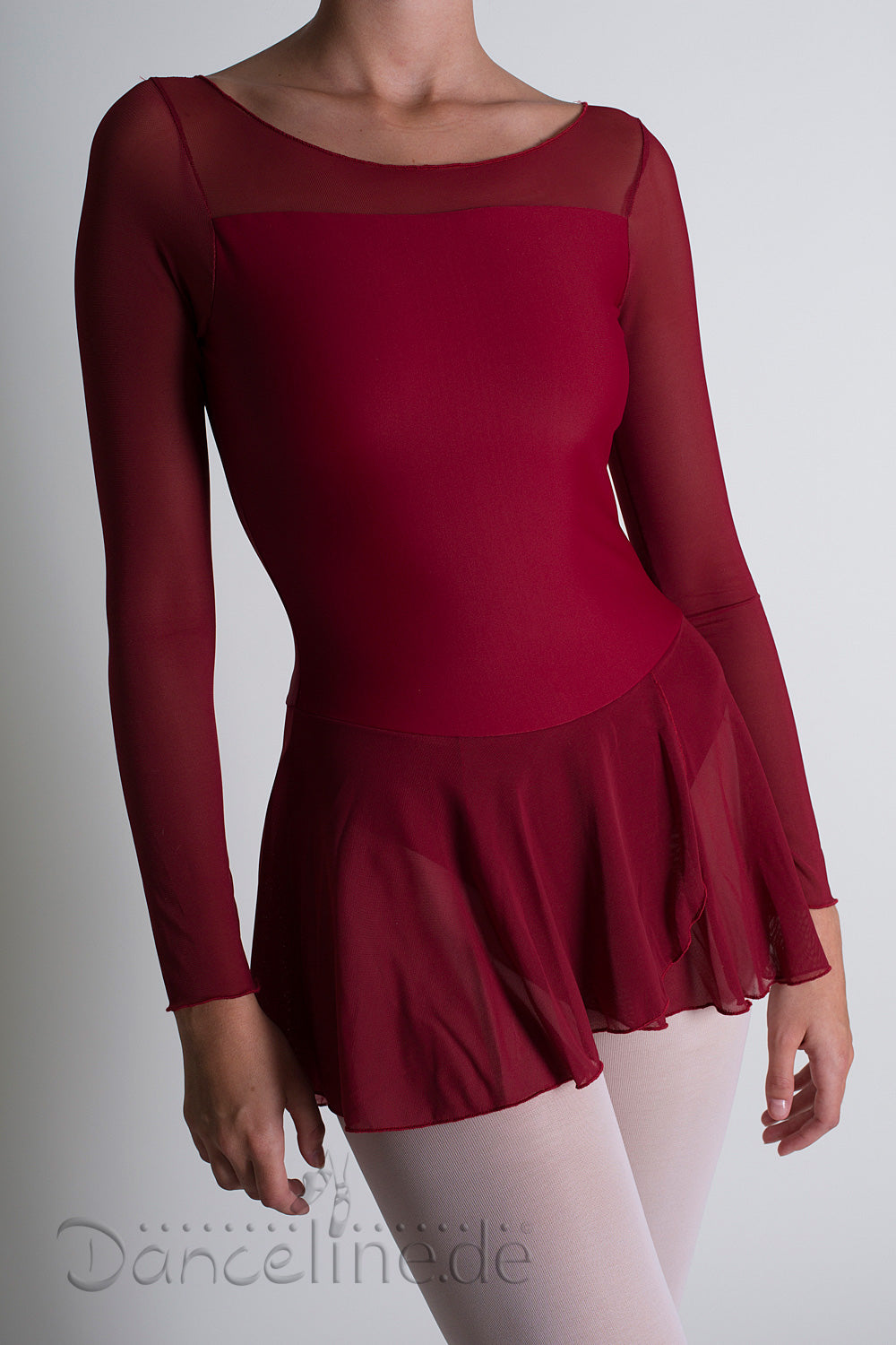 Eine Person trägt einen Ballettanzug BalletRosa 718 Francesca von Ballet Rosa, einen langärmeligen, burgunderfarbenen Leotard mit Netzausschnitt und angenähtem Rock, dazu weiße Strumpfhosen. Unten ist das „Danceline“-Logo zu sehen.