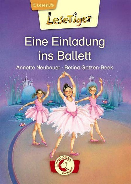Cover des Kinderbuchs „Buch Loewe 75277 Eine Einladung ins Ballett“ von Annette Neubauer und Betina Gotzen-Beek. Es zeigt drei junge Ballerinas in rosa Tutus, die auf der Bühne tanzen, vor einem skurrilen, pastellfarbenen Hintergrund, der den Charme einer Ballettschule heraufbeschwört. Das „Lesetiger“-Logo ist prominent oben angebracht und Teil der Marke Dance Line.