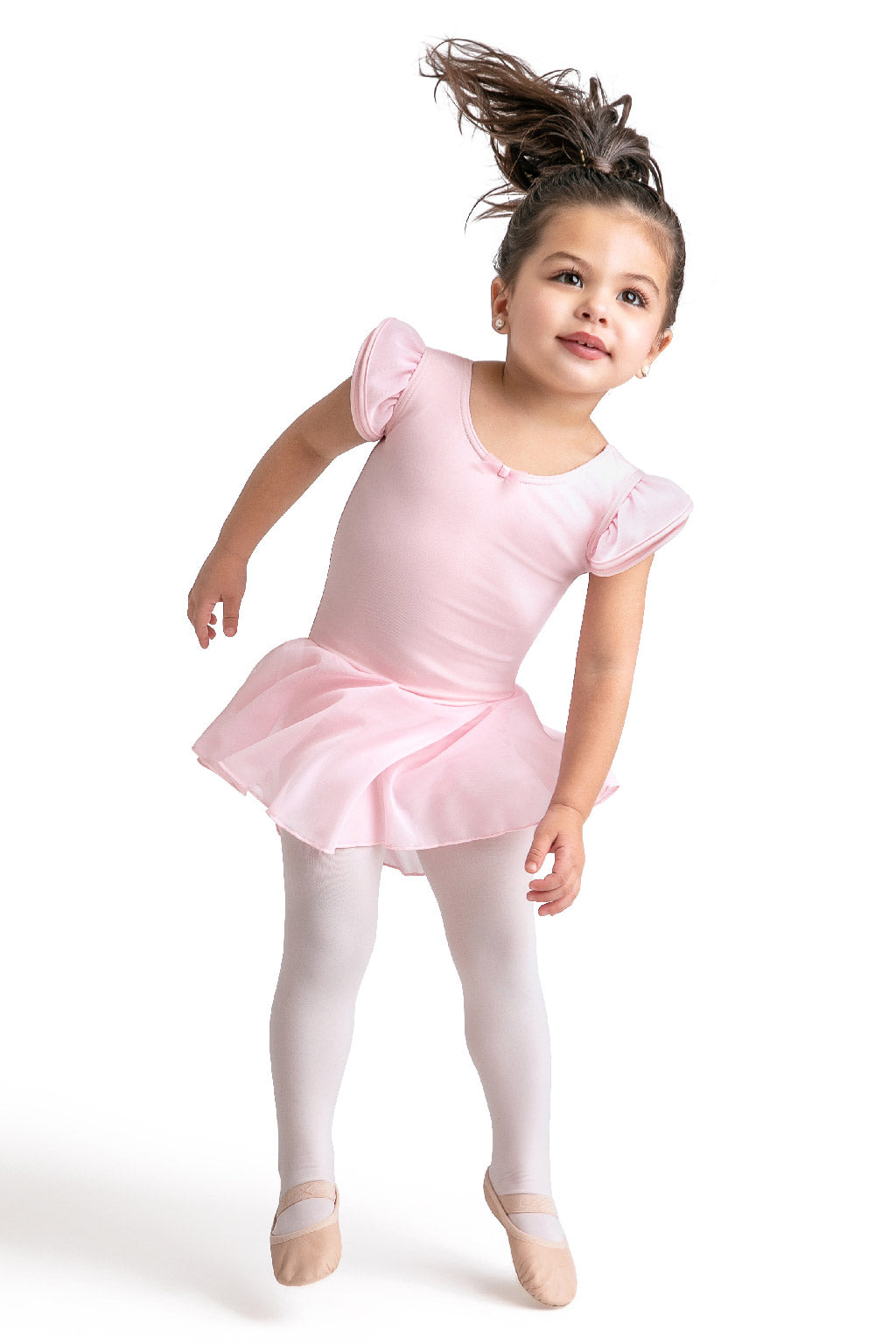 Ein junges Mädchen tanzt mit dem rosa Ballettkleid Capezio 11882C Puff Sleeve Ballett-Outfit von Capezio