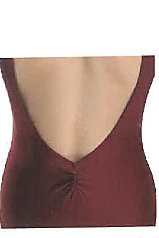 Eine Nahaufnahme einer Person, die den Ballettanzug Danceries T13 EL Nina trägt, der einen tiefen V-Ausschnitt und geraffte Stoffdetails aufweist. Der Fokus liegt auf dem Ausschnitt und dem oberen Brustbereich, wodurch das elegante Design von Danceries hervorgehoben wird.