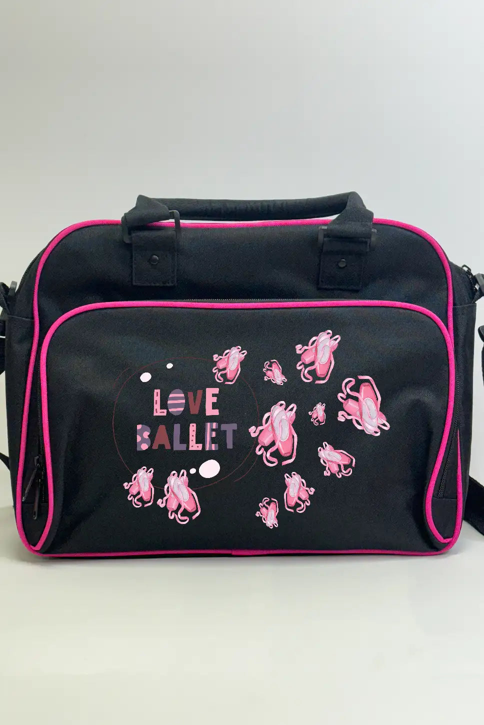 Die Kinder Balletttasche von Danceline hat ein elegantes schwarzes Design mit rosa Rand, verziert mit dem Spruch „Love Ballet“ und bezaubernden Illustrationen von rosa Ballettschuhen auf der Vordertasche. Sie ist mit Griffen und einem Schultergurt ausgestattet und bietet so vielseitige Tragemöglichkeiten.