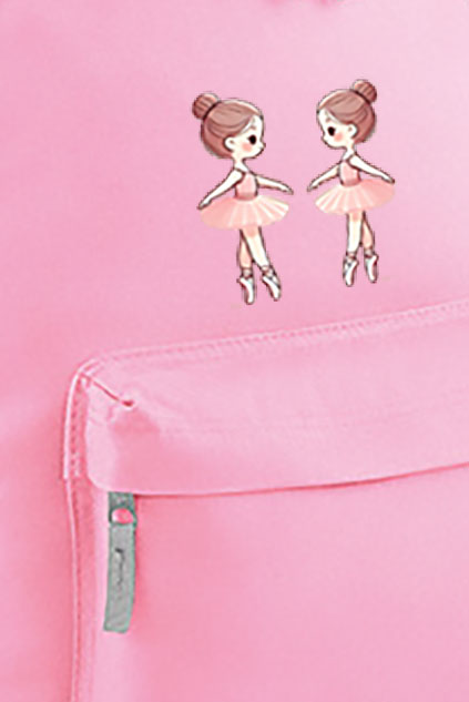 Nahaufnahme des rosafarbenen Kinder-Ballettrucksacks „Miniballerinas“ aus Stoff von Dance Line mit einer Abbildung von zwei Balletttänzerinnen in rosafarbenen Tutus und Schuhen und einem Taschenfach mit Reißverschluss.