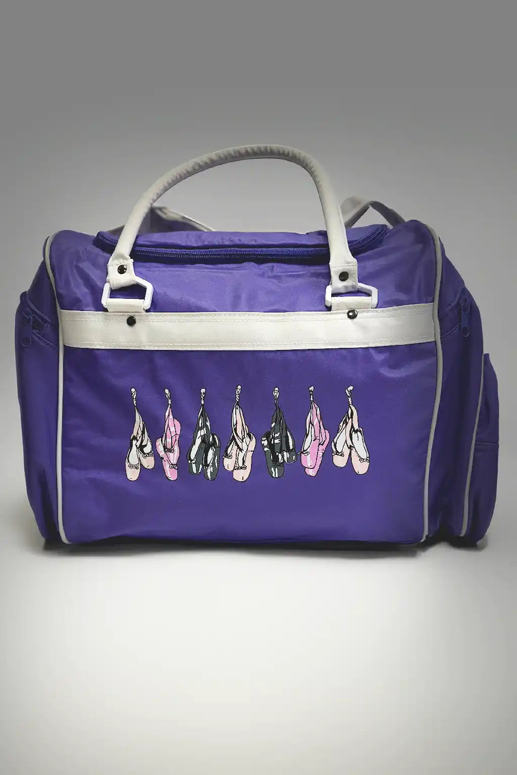 Wir präsentieren die Balletttasche GD177 von Dance Line: eine stylische violette Reisetasche mit weißen Griffen und Verzierungen, hervorgehoben durch eine verspielte Reihe von Cartoon-Boxhandschuhen in verschiedenen Farben auf der Vorderseite.