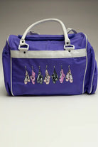 Die Dance Line Ballett Tasche GD177 ist eine violette Reisetasche mit weißen Griffen und Verzierungen, die an der Seite eine Abbildung von sechs hängenden Spitzenschuhen in verschiedenen Farben zeigt.