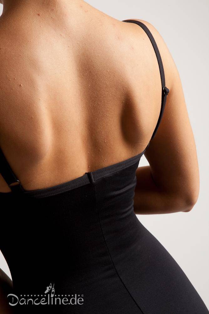 Eine Person trägt einen schwarzen Ballettanzug Capezio SE1020W Bratek mit dünnen Trägern. In der unteren linken Ecke des Bildes ist das Logo „Danceline.de“ zu sehen. Der Hintergrund ist schlicht und neutral.
