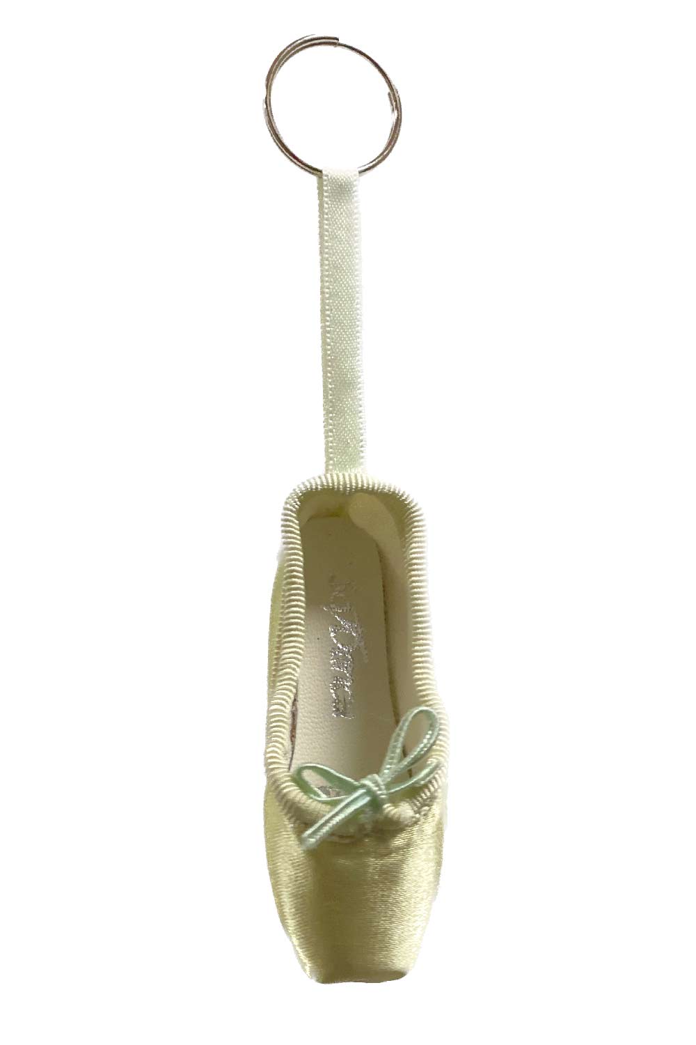 Der Mini-Spitzenschuh-Anhänger SoDanca KCE01 Minipoint von SoDanca ist ein Miniatur-Ballett-Spitzenschuh mit blassgelbem Satin-Finish und einer kleinen dekorativen Schleife oben drauf, was ihn zu einem eleganten Geschenk macht. Der Schlüsselanhänger ist mit einer dünnen weißen Schleife befestigt.