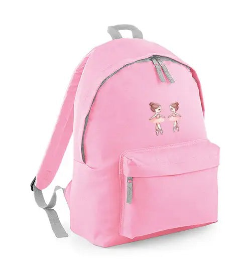 Der Kinder-Ballettrucksack Miniballerinas von Dance Line ist ein rosa Rucksack mit zwei kleinen gestickten Ballerina-Motiven auf der Vordertasche. Er verfügt über ein großes Hauptfach, eine Reißverschlusstasche vorne und verstellbare graue Schultergurte.
