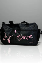 Die Dance Line Balletttasche Sansha KBAG2 ist eine elegante schwarze Tanztasche, die mit einer rosa Ballettschuhillustration und dem Wort „Dance“ in Rosa auf der Seite verziert ist. Sie verfügt über eine Vordertasche mit Reißverschluss und zwei Tragegriffe oben, die sich alle schön vor einem grauen Hintergrund mit einer reflektierenden Oberfläche darunter präsentieren.