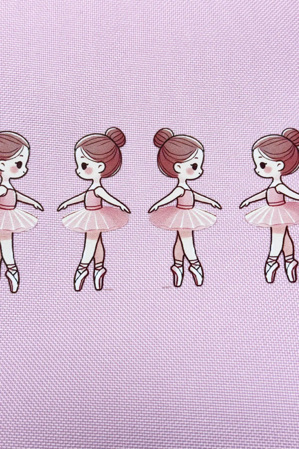 Illustration von vier identischen Cartoon-Ballerinas aus der Danceline Kinder Ballett Tasche Mini-Ballerinas-Kollektion, jede mit rosa Tutus und Spitzenschuhen bekleidet und anmutig vor einem hellvioletten Hintergrund posierend.