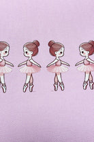 Illustration von vier identischen Cartoon-Ballerinas aus der Danceline Kinder Ballett Tasche Mini-Ballerinas-Kollektion, jede mit rosa Tutus und Spitzenschuhen bekleidet und anmutig vor einem hellvioletten Hintergrund posierend.